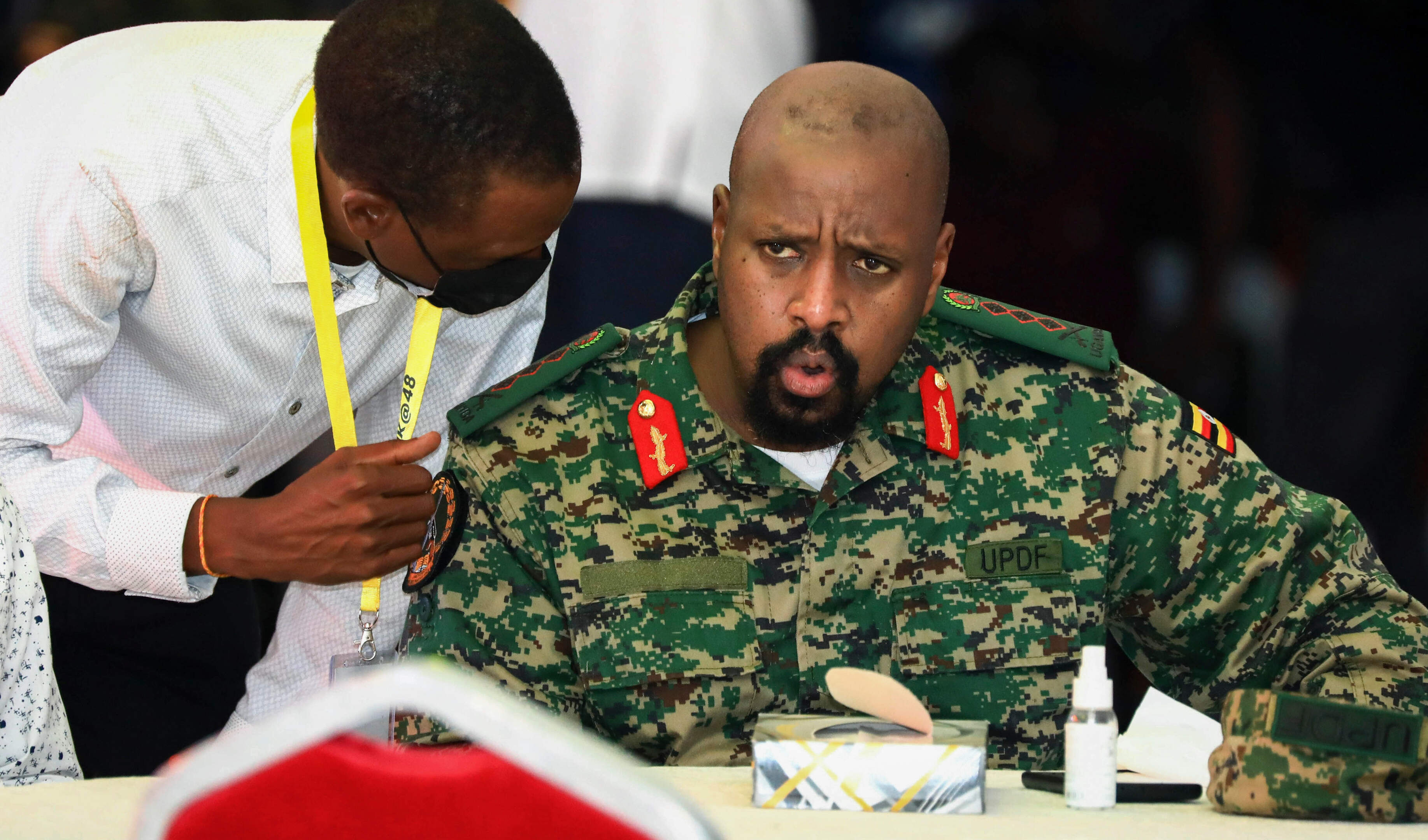 Legerbaas van Oeganda eist 1 miljard dollar en ’mooiste vrouw’ van Turkije: ’Te betalen binnen 30 dagen’